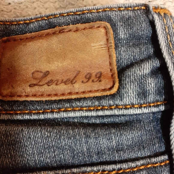Level 99 Jean's size 26. Blue distressed cropped - Picture 3 of 8